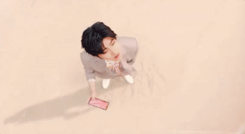 蔡徐坤海滩4.gif