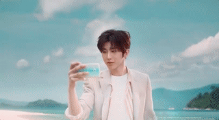 蔡徐坤海滩2.gif
