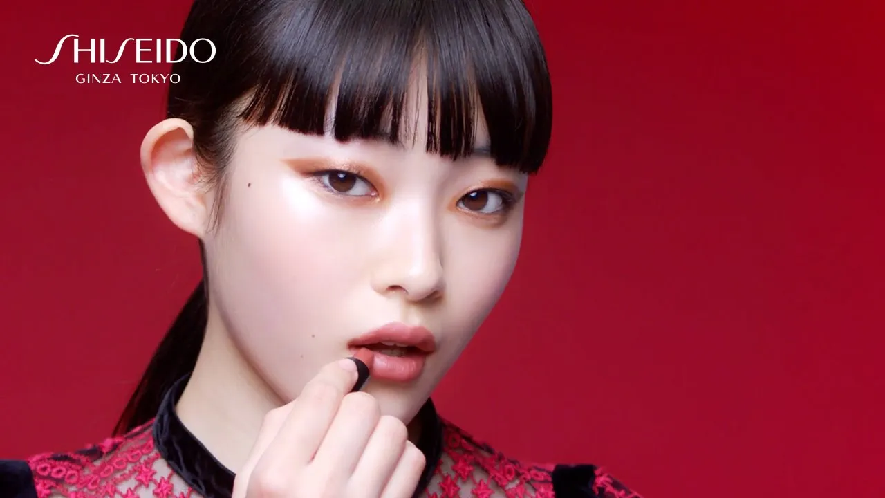 How To Make  "Graphic Holiday Bronze Eye" - close up Lips -  | SHISEIDO HOLIDAY