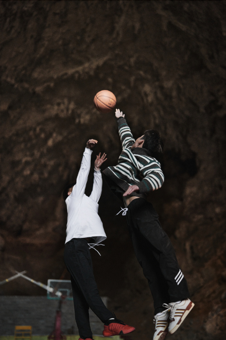 adidas 走进贵州溶洞里的篮球场