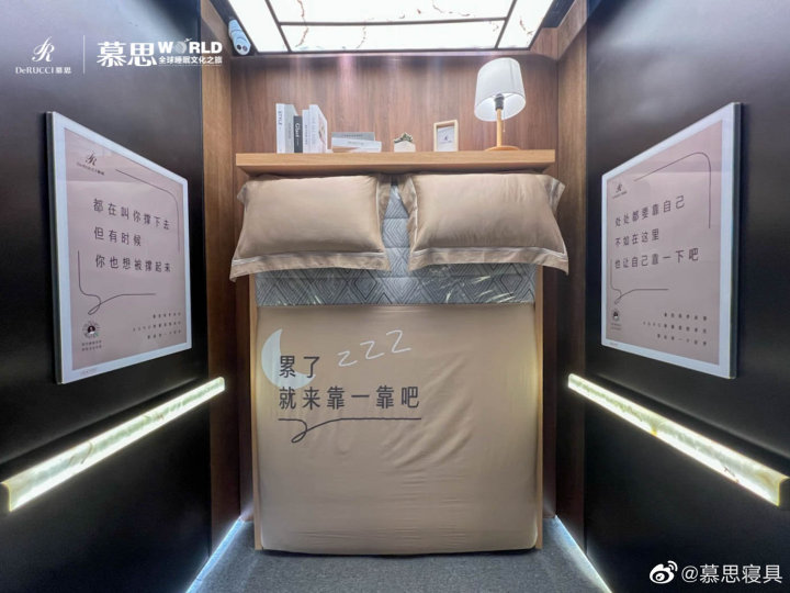 慕思寝具将床垫放进电梯间 慕思寝具将床垫放进电梯间