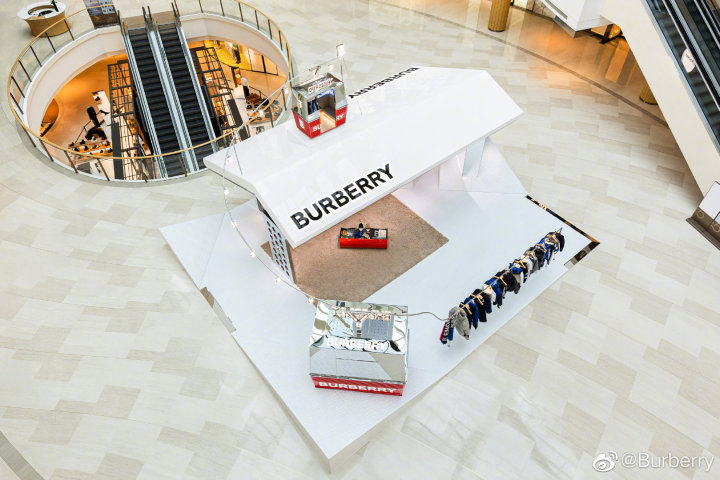 Burberry 在上海恒隆创造冰雪空间 Burberry 在上海恒隆创造冰雪空间