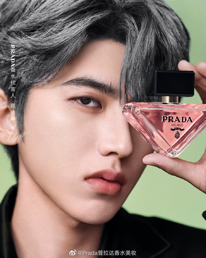 Prada 官宣蔡徐坤为香水代言人 Prada 官宣蔡徐坤为香水代言人