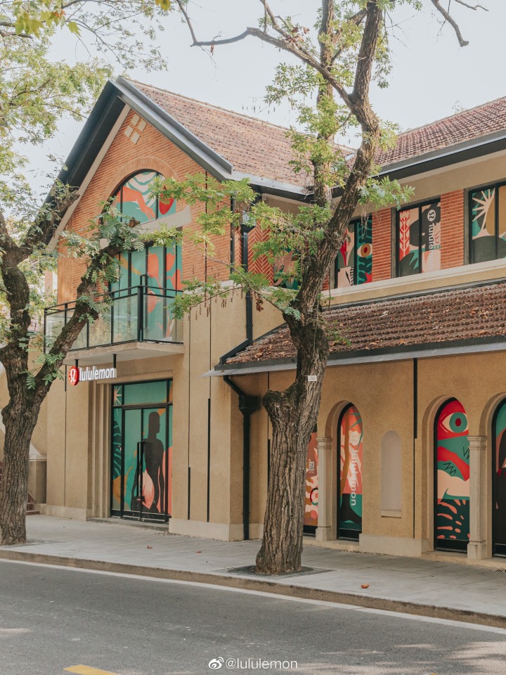 lululemon 大陆首个独栋沿街门店开业 lululemon 大陆首个独栋沿街门店开业