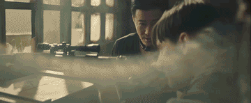 吴京“吃鸡”大片“烹饪”过程全揭秘.gif