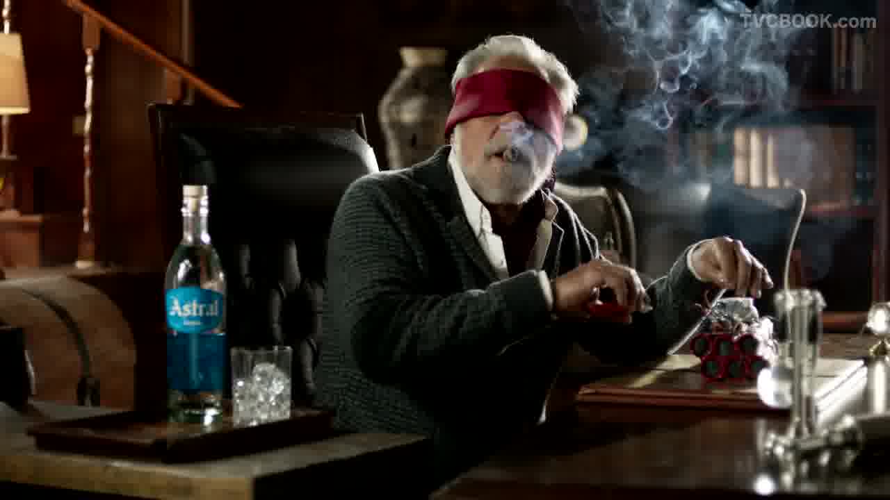 乔纳森•戈德史密斯为龙舌兰酒品牌Astral拍的广告系列之星-Astral - This Calls for Tequila! Star