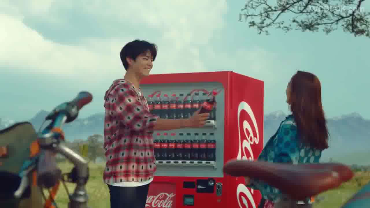 박보검(Park Bo-gum) and 구구단(gugudan)'s Sejeong 카콜라(Coca-Cola) CF