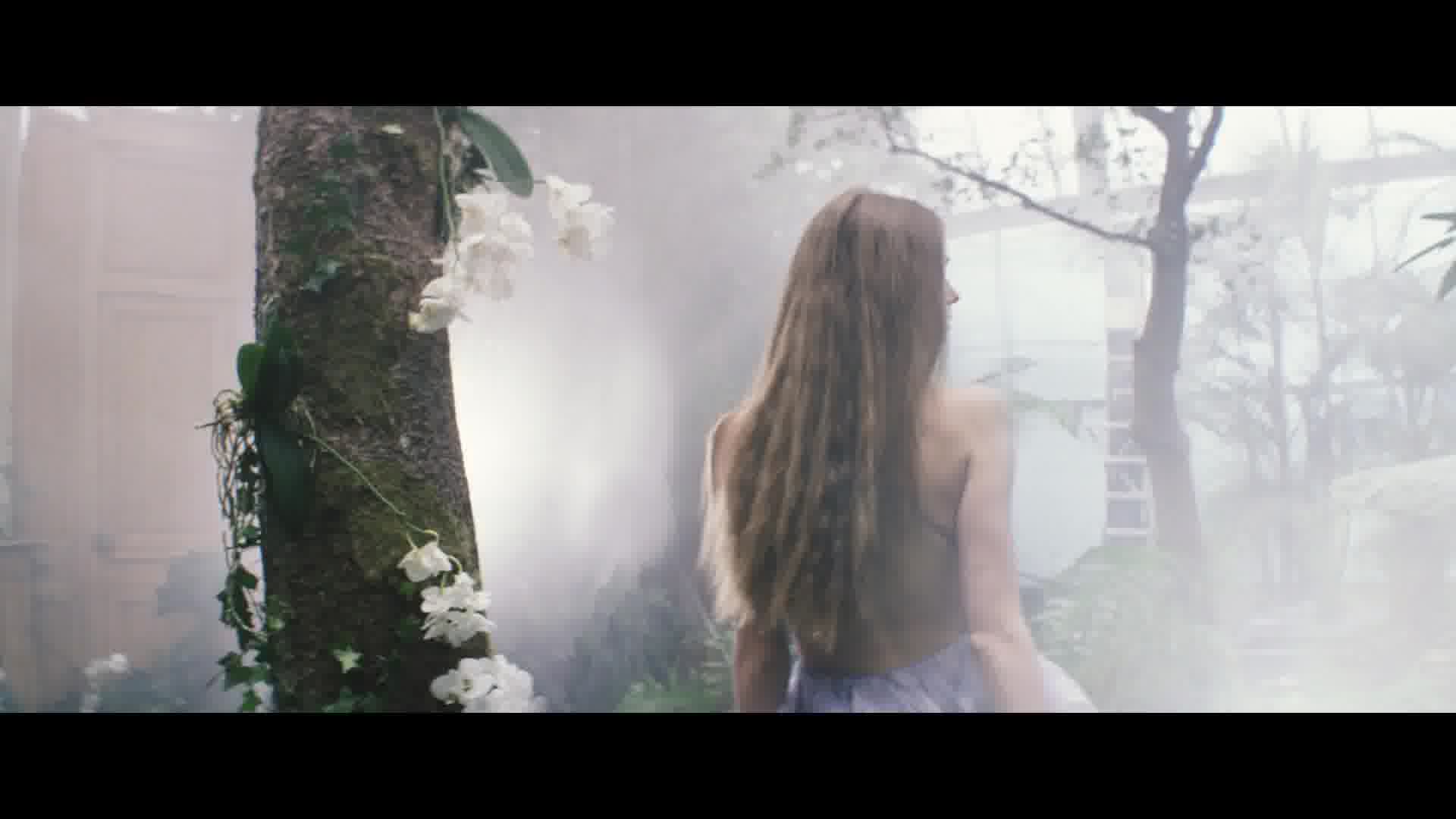 VOGUE 中国 - Lost In Wonderland
