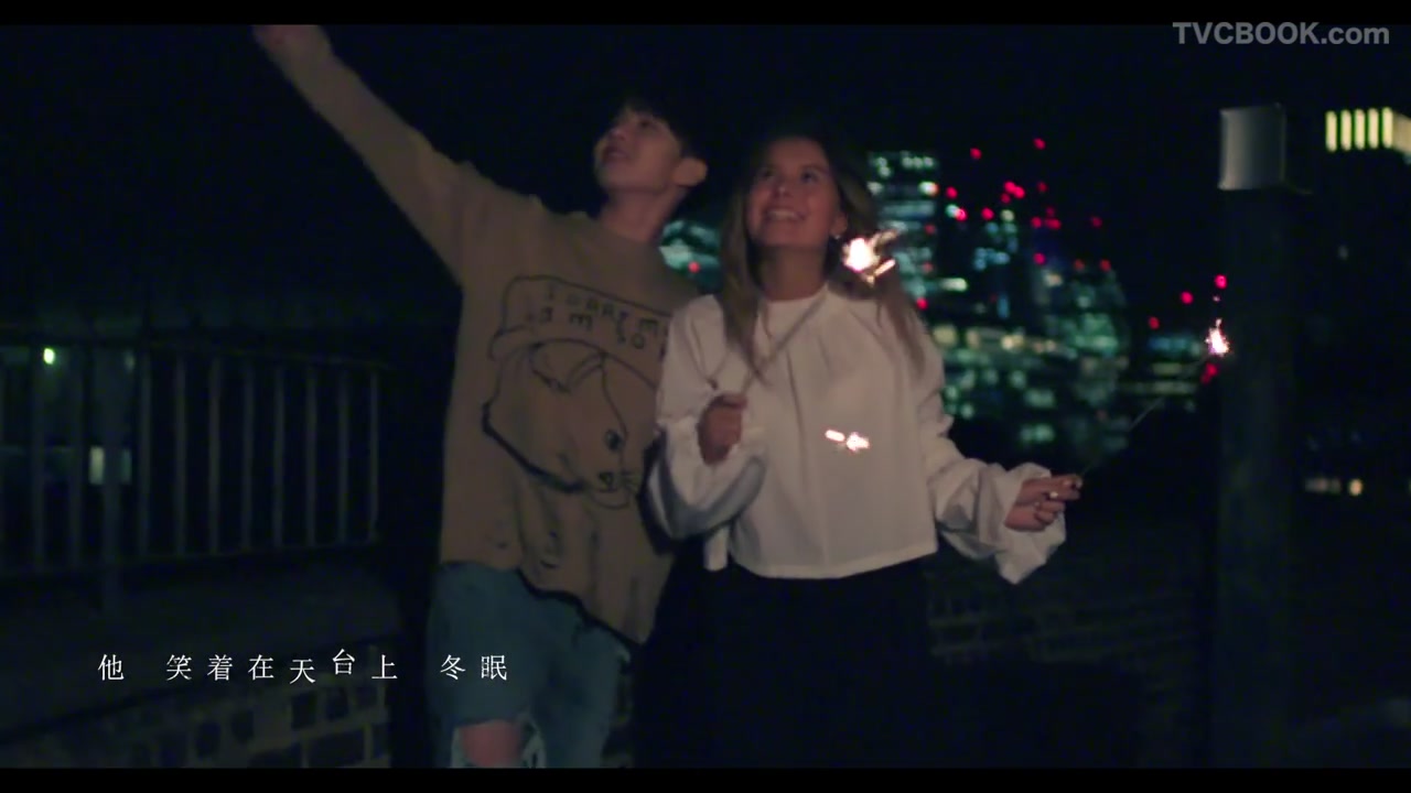 为徐浩在伦敦拍摄的《睡在天台上的人》MV