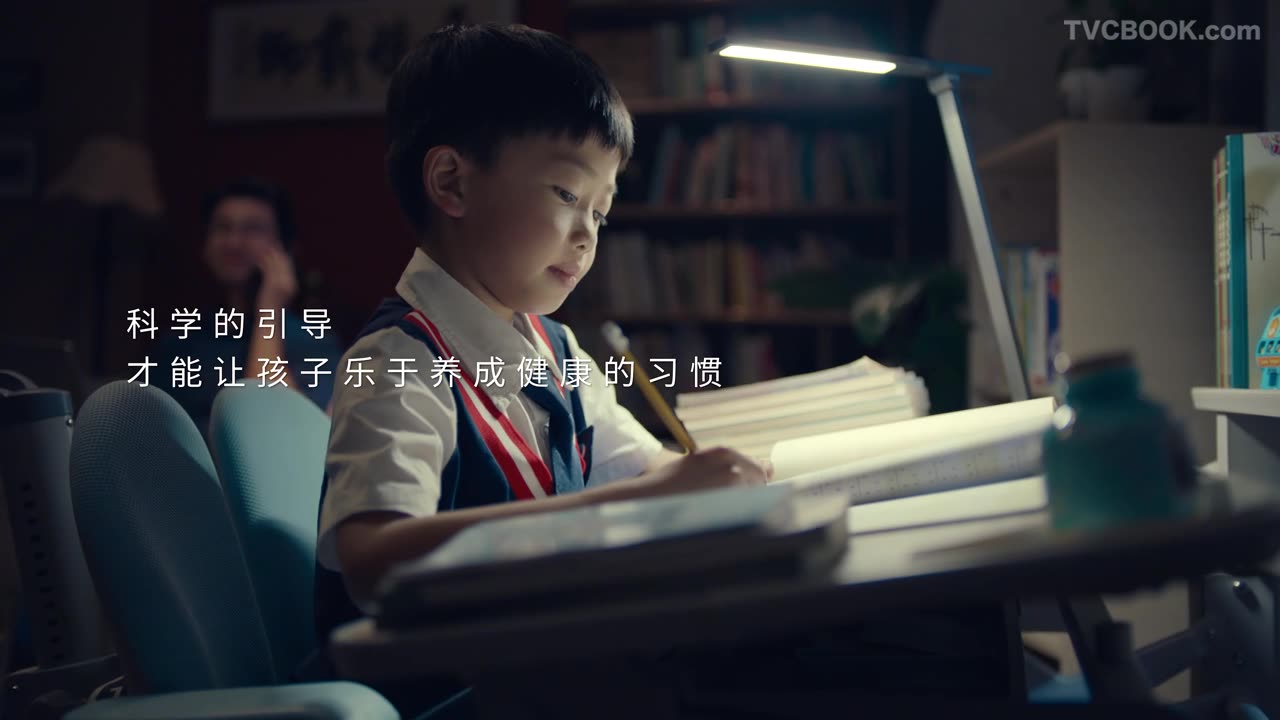 这个广告发现了孩子不听话的秘密_好学童学习桌趣味广告片_闻名影视作品
