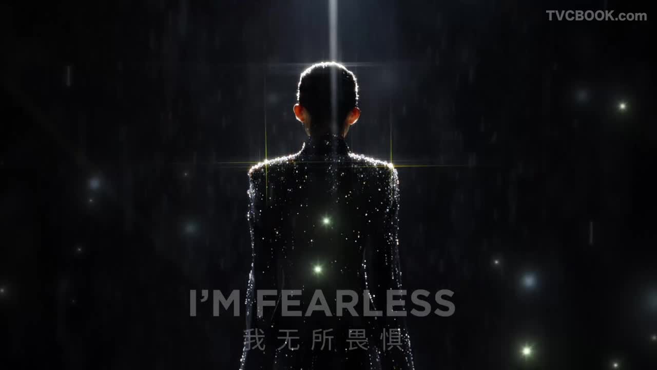 欧莱雅巴黎时装周大秀：大师惊艳共创，雨中人诠释「值得」力量